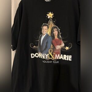 Donny & Marie “Holiday Tour” black t-shirt. Gilden Sz. L.